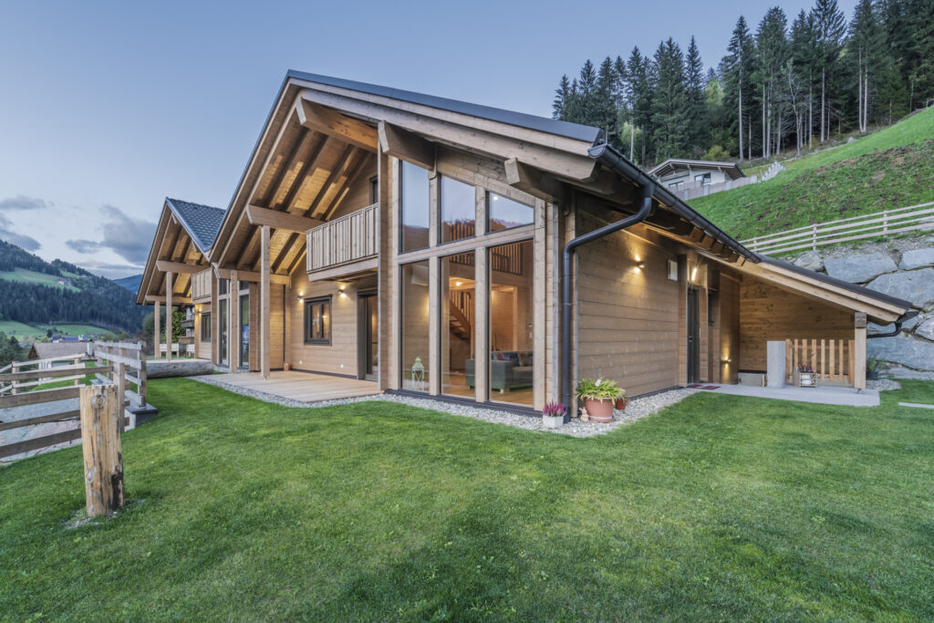 La bioedilizia per vivere in armonia con la natura: le due case gemelle in puro legno Rubner Haus in Val Sarentino