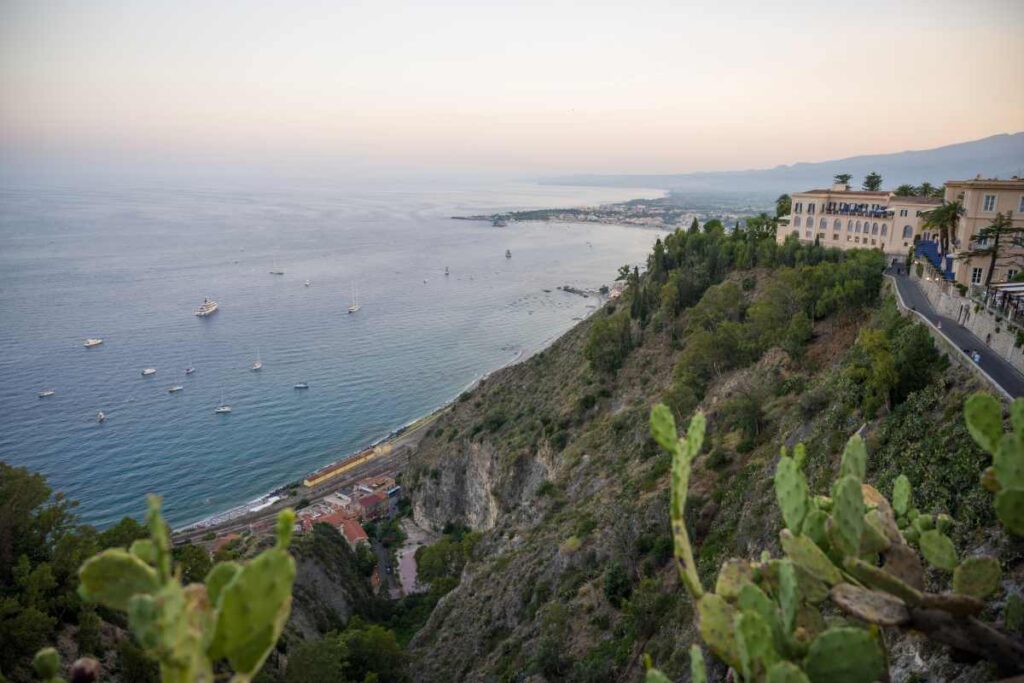 GLI ITALIANI CAMBIANO META: PUGLIA REGINA DELL’ESTATE, SICILIA E SARDEGNA SUL PODIO. GRECIA PRIMA ALL’ESTERO, ALBANIA È IL VERO FENOMENO DEL 2026