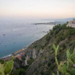 GLI ITALIANI CAMBIANO META: PUGLIA REGINA DELL’ESTATE, SICILIA E SARDEGNA SUL PODIO. GRECIA PRIMA ALL’ESTERO, ALBANIA È IL VERO FENOMENO DEL 2026